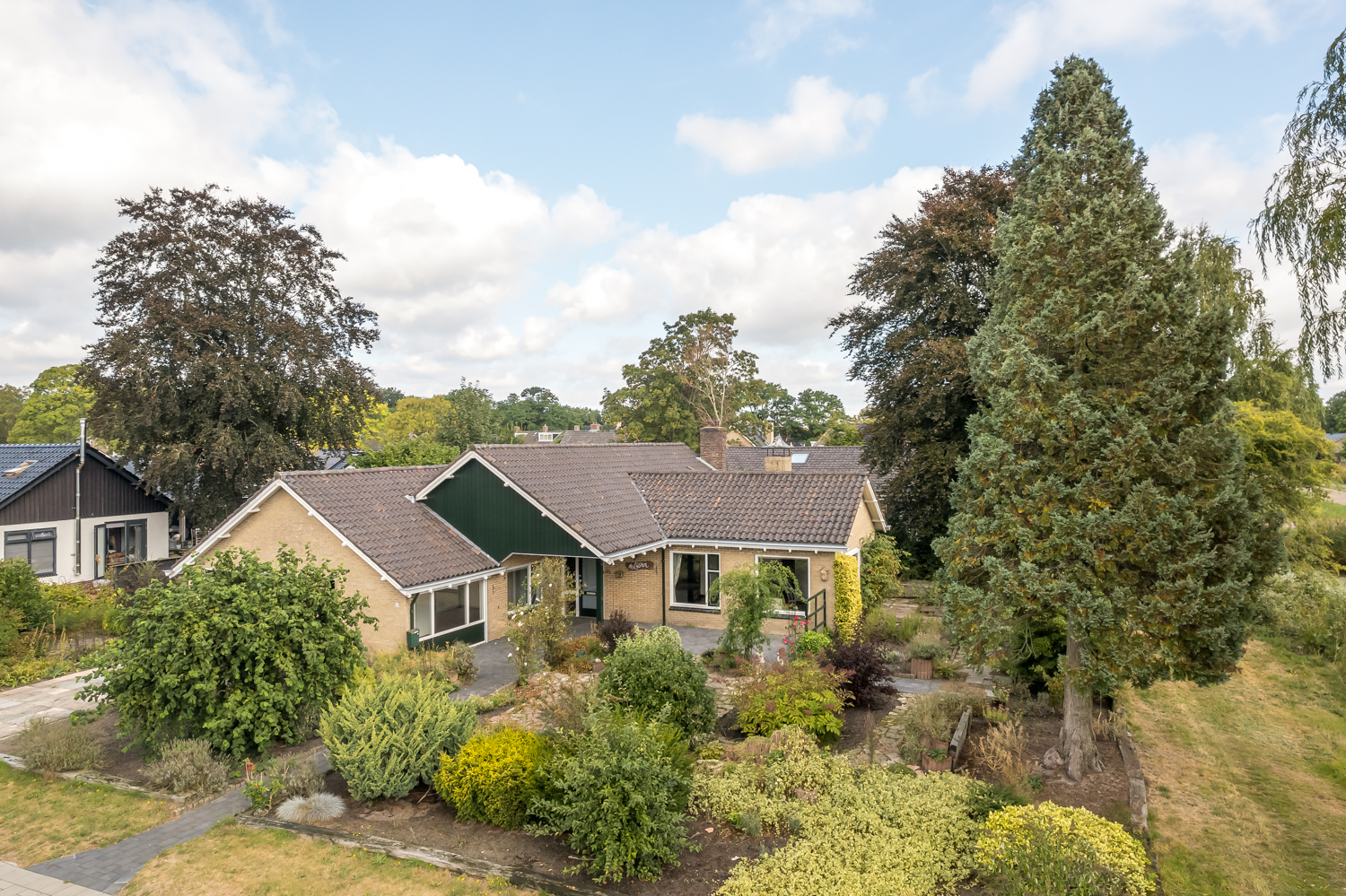 JOURE: Blaauwhoflaan 27, vrijstaande semi-bungalow op een ruim perceel van 894 m.